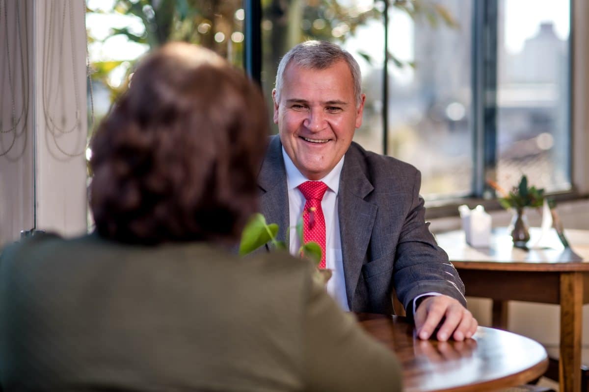 Norberto Gilberti Simonetti em conversa com cliente – consultoria em Gestão com foco no Cliente